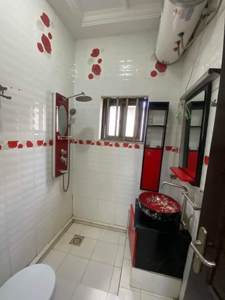 Maison 3 chambres salon seule dans la parcelle à Moukondo- Brazzaville à Brazzaville