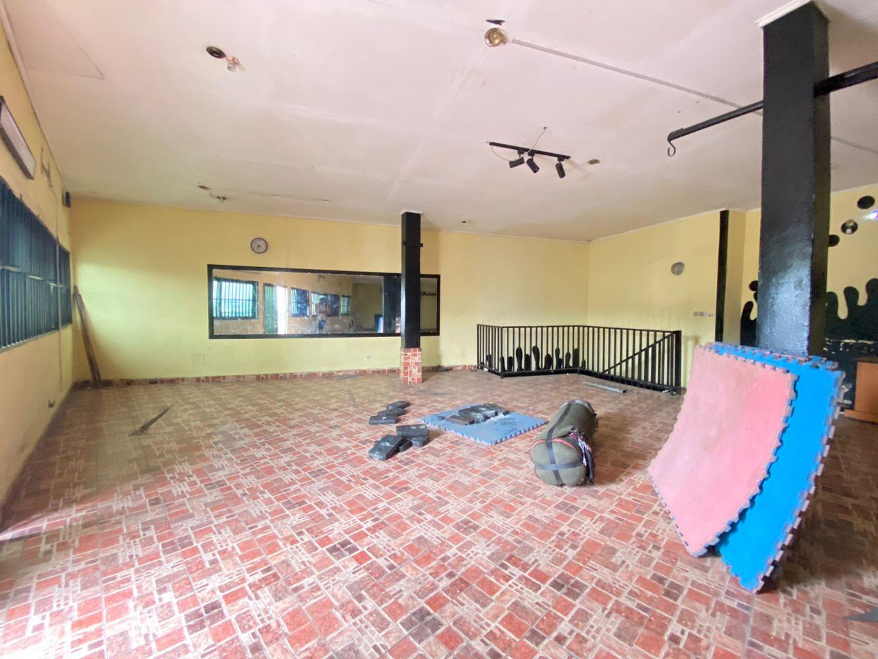 Grand local commercial à louer – Plateau des 15 ans, Brazzaville à Brazzaville