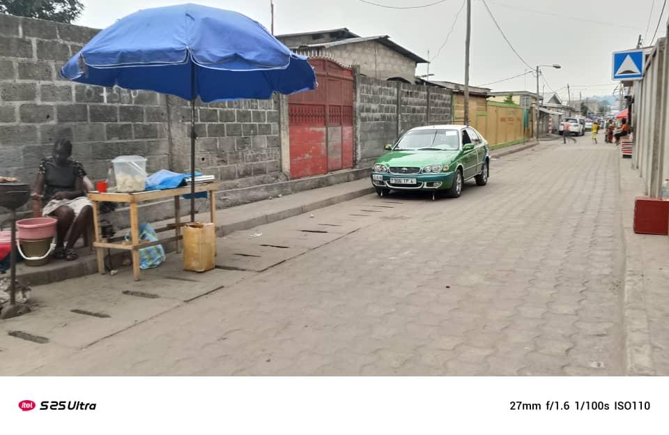 Demi-parcelle à vendre à Brazzaville – Moukondo (proche croisement rue Malanda / avenue Lampadaire) à Brazzaville