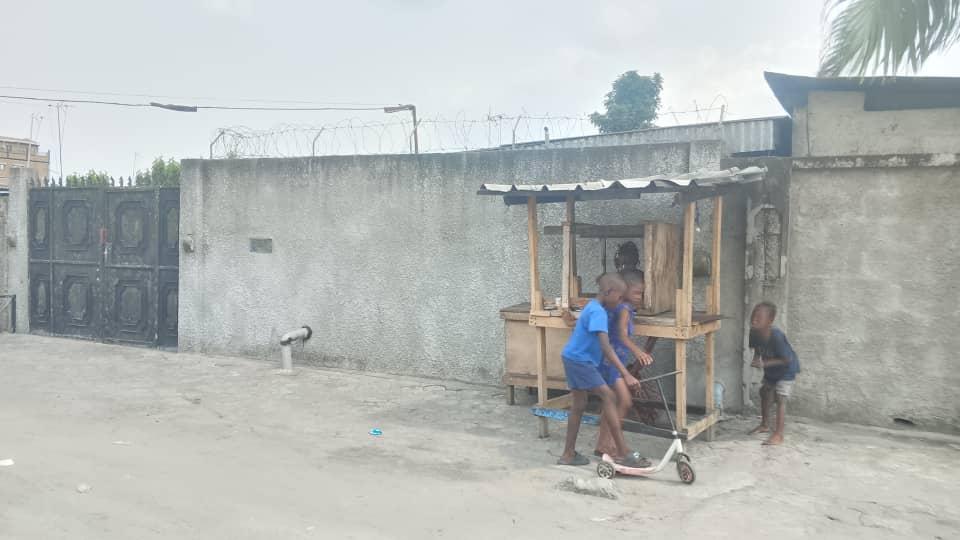 Demi-parcelle à vendre à Brazzaville – Ouenzé (Itoumbi / Avenue Beethoven, proche Dalettes) à Brazzaville