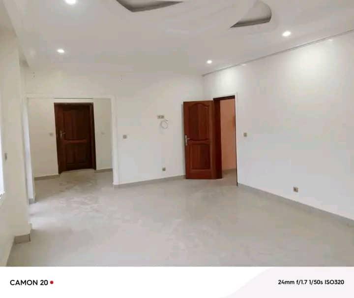 Appartement Duplex à Louer – 6 Chambres, Idéal Habitation ou Bureau – Proche Pharmacie Jagger à Brazzaville