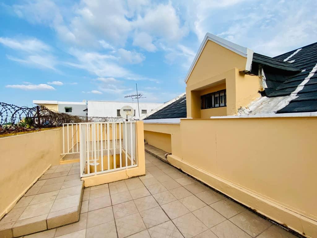 Duplex à Louer – Plateau 15 Ans – 5 Chambres avec Groupe Électrogène à Brazzaville