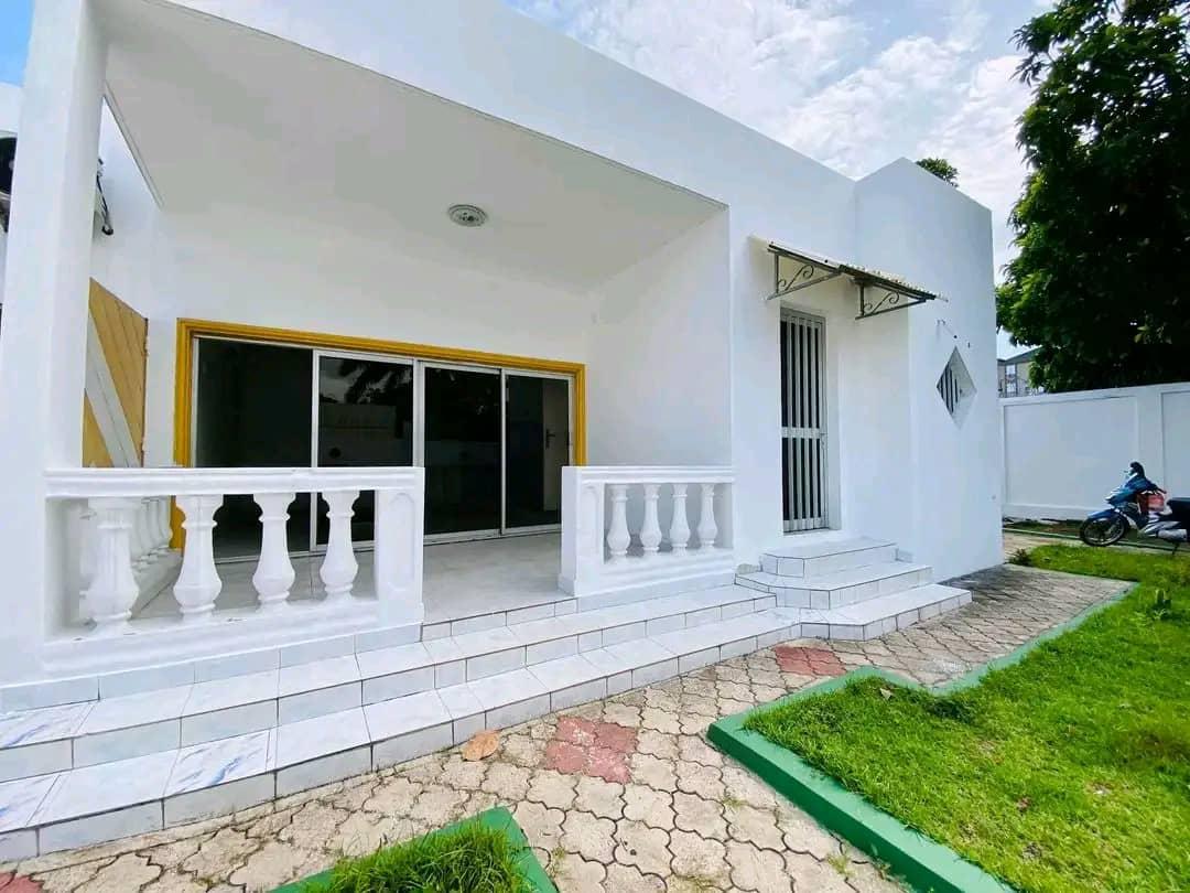 Villa avec espace vert à louer – Batignolles à Brazzaville