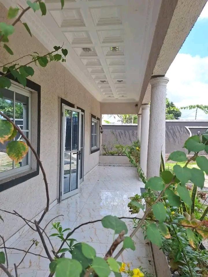 🏡 Villa moderne avec piscine à vendre à Mazala – Brazzaville (Congo)