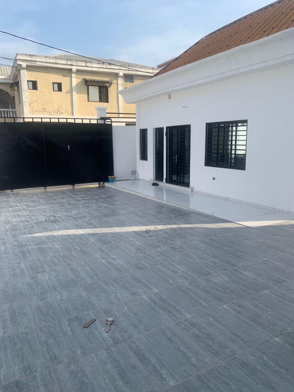 🏡 Villa à louer avec 3 chambres + 3 studios à Ouenzé – Brazzaville (Congo)