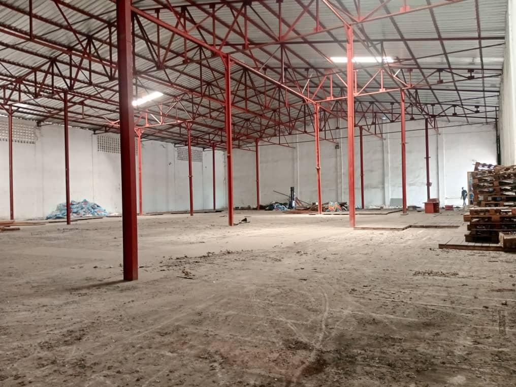 Location Entrepôt Logistique 1200 m² – Brazzaville, Quartier M’Pila à Brazzaville
