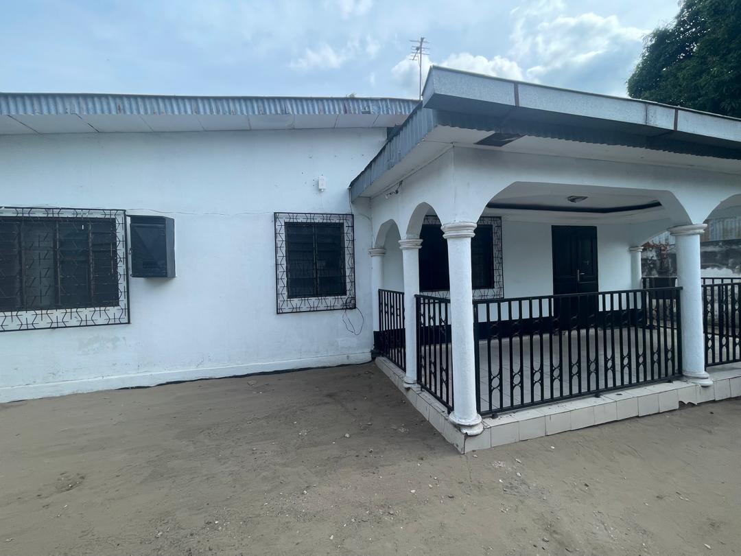 Parcelle avec deux maisons modernes à vendre – Brazzaville Moukondo (Comus)