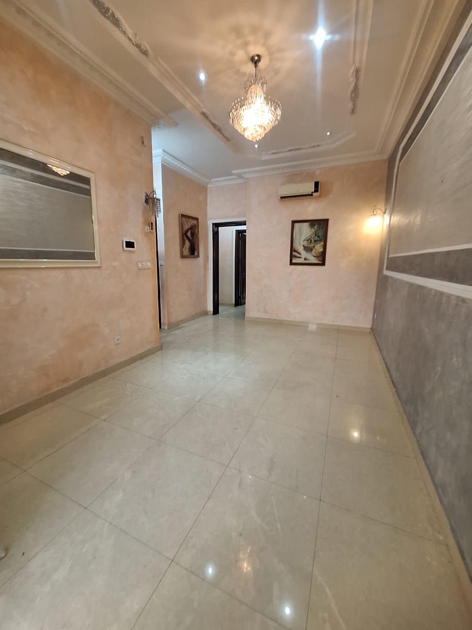 : Appartement F3 standing à louer – Ouenzé, Rond-point Koulounda (Bord du goudron) à Brazzaville