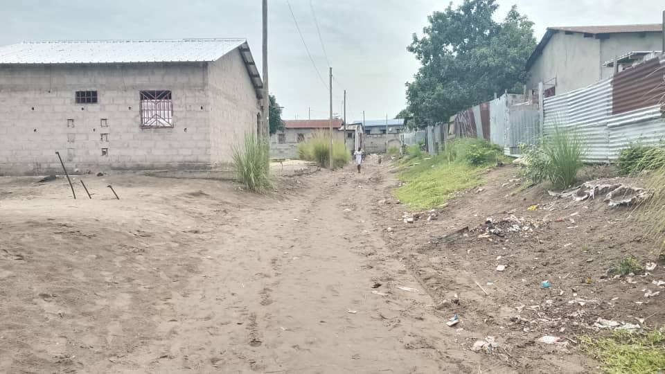 Demi-parcelle de 180 m² avec 2 habitations à vendre – La Blède (Arrêt Garage) à Brazzaville