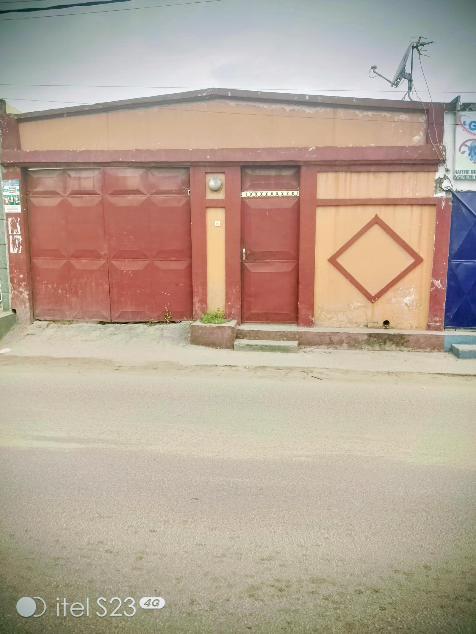 PROPRIÉTÉ À FORT POTENTIEL AVEC REVENUS LOCATIFS à Brazzaville