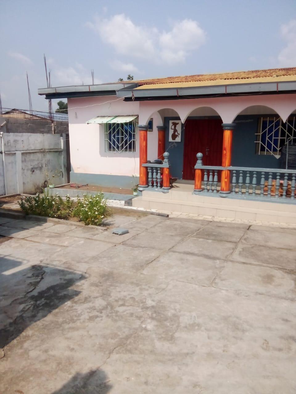 Maison 3 Chambres + 2 Studios à Vendre – Mansimou, Secteur OMS (200 m²) à Brazzaville