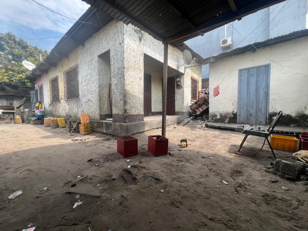 Opportunité Immobilière – Demi-parcelle avec Rapport Locatif à Moungali, Brazzaville à Brazzaville