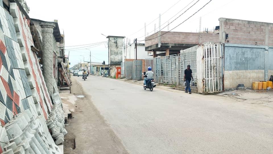 Terrain Commercial en Angle – 300 m² sur Goudron Principal – Moungali, Brazzaville à Brazzaville
