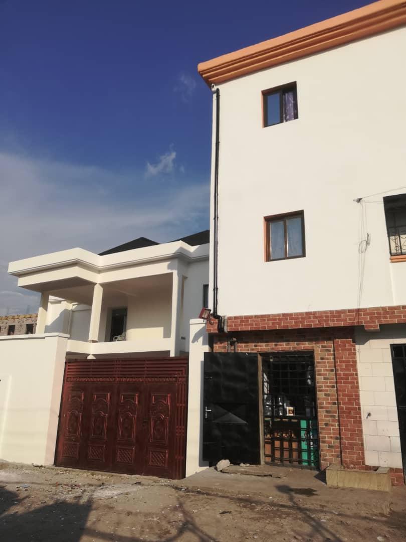 PARCELLE AVEC 20 STUDIOS MODERNES À VENDRE À BRAZZAVILLE – MOUNGALI à Brazzaville