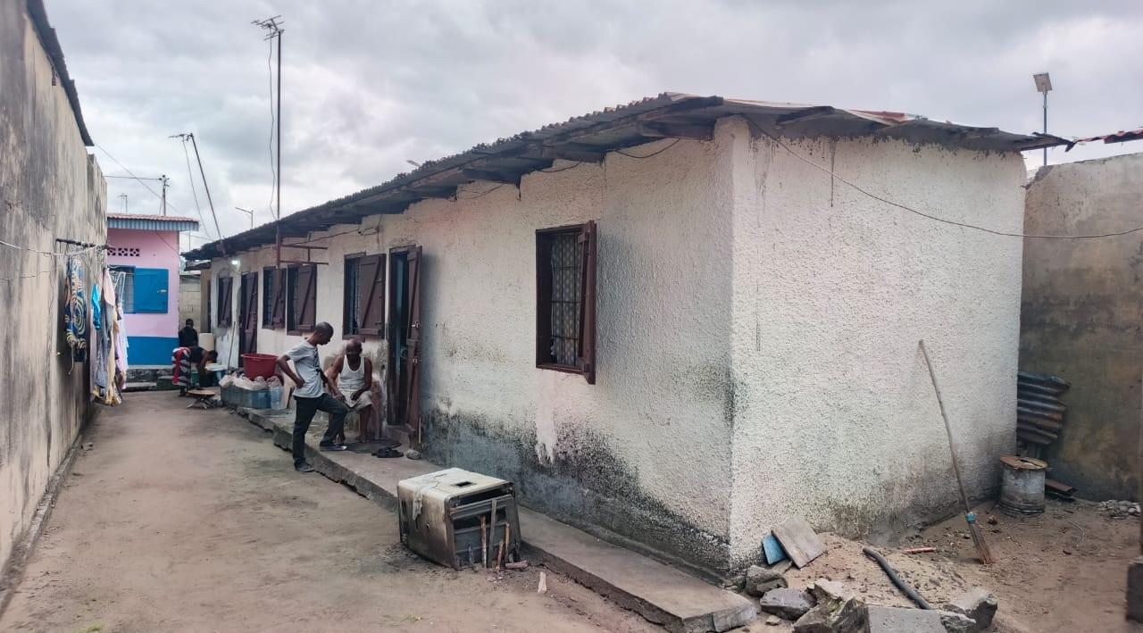 Opportunité d'investissement : Demi-parcelle de 379 m² avec 5 habitations à louer – Plateau des 15 ans à Brazzaville