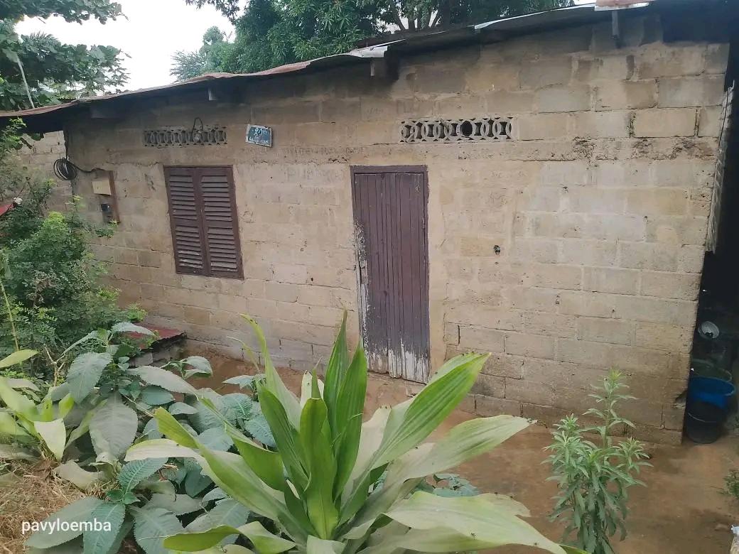 AFFAIRE URGENTE : DEMI-PARCELLE À VENDRE À BRAZZAVILLE (MOUKOUNDZI-NGOUAKA) à Brazzaville