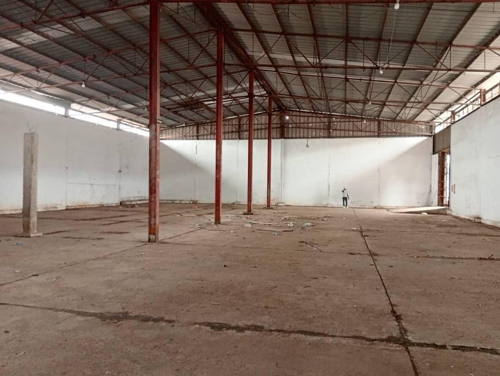 Grand Entrepôt Logistique de 1000 m² à Louer – Mpila, Brazzaville