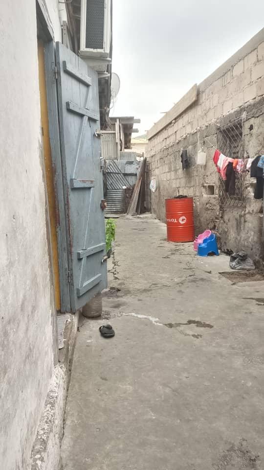 Opportunité Immobilière : Demi-Parcelle Idéalement Située à Moungali -Brazzaville à Brazzaville